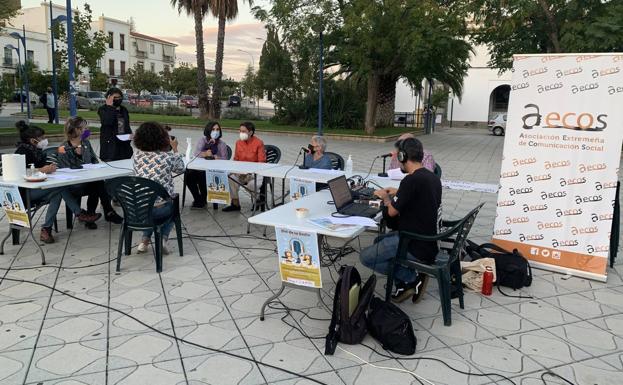 AECOS sacó su radio social a la Plaza de España para hablar de las mujeres rurales