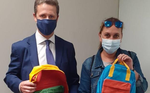 Fundación La Caixa hace llegar a Zafra Solidaria más de 40 lotes escolares para los niños que atiende