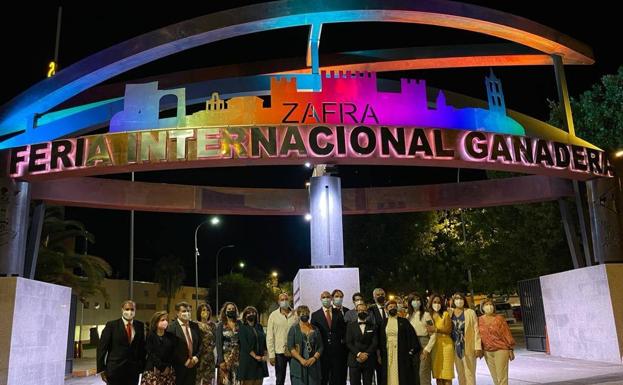 El recinto ferial estrena su nueva portada ya iluminada tras la inauguración