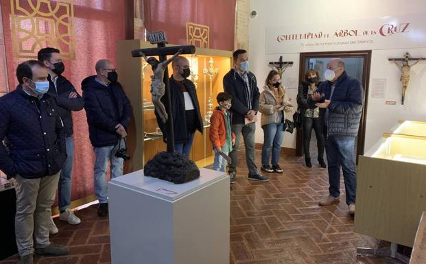 La Cruz es la protagonista de la exposición organizada por la Hermandad del Silencio por su 75 aniversario en Santa Clara
