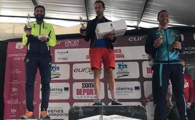 Javier Izquierdo, de los Runners Uni2, segundo en su categoría en el trail de 33 kilómetros de Tentudía