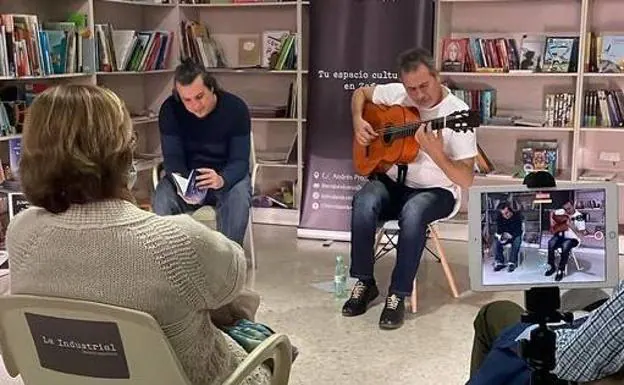 Una de las últimas presentaciones en la librería /cedida