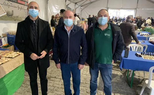 El alcalde con los organizadores de esta feria, tanto la parte del queso como la del ajedrez