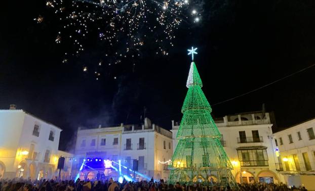 El público vuelve a llenar la Plaza Grande para ver cómo Zafra enciende su Navidad