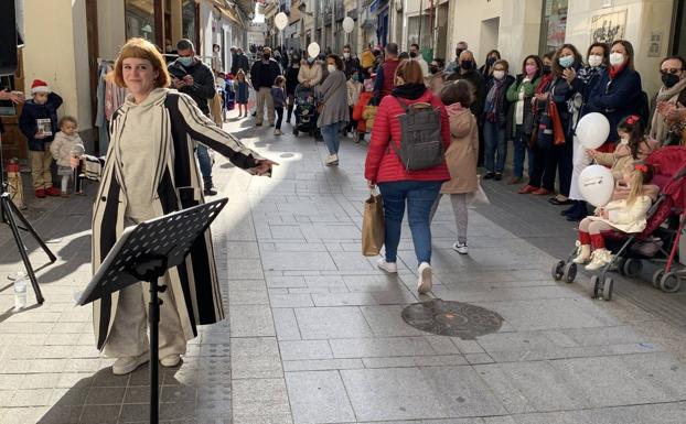 Las compras en la calle Sevilla han estado hoy dinamizadas con espectáculos, música y promociones