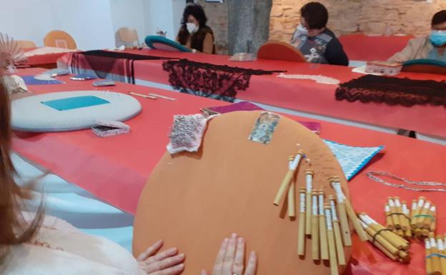 Zafra acoge I Ruta del Patrimonio Inmaterial con una exposición y una clase magistral de encaje de bolillos