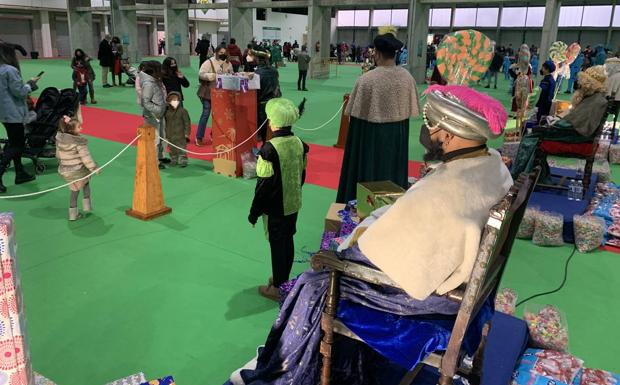Los Reyes Magos recibieron a cientos de niños y niñas en el pabellón Felipe VI
