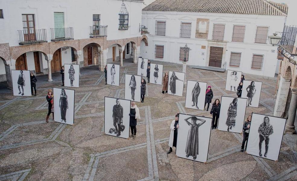 El artista Joaquín Montero saca a la calle las 'Mujeres' que habitan en la presentación de su última colección