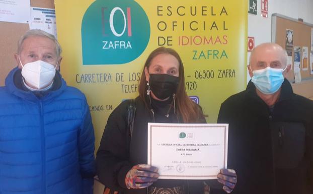 La Escuela Oficial de Idiomas entrega a Zafra Solidaria 471 euros de su rifa navideña