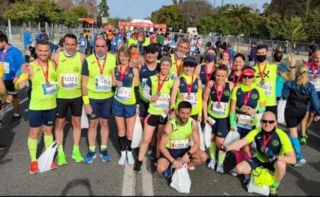 El Club Runners Uni2 participó en la Media Maratón de Sevilla con 30 atletas