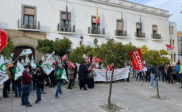 El alcalde y el PSOE muestran su apoyo «absoluto» a los trabajadores con el respeto a la ley