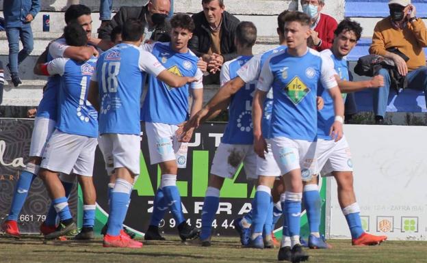 El CD Zafra se anota otra victoria ante el Gran Maestre tras una remontada en el segundo tiempo