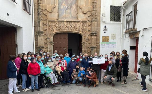 El Rastrillo Solidario del Hotel Huerta Honda lleva recaudados más de 8.300 euros para el Hospital de Santiago