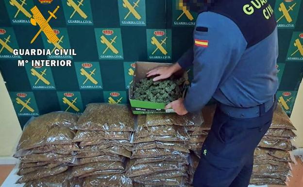 Detenido un vecino de Zafra por transportar medio kilo de cogollos de marihuana y 70 de picadura de tabaco de contrabando