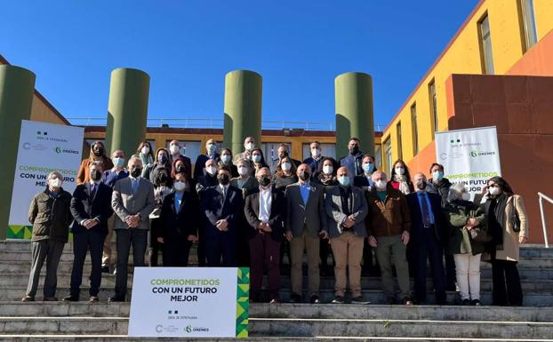 Down Zafra y Afade dos de las 28 asociaciones que se beneficiarán del convenio firmado por Junta de Extremadura y el Grupo Orenes