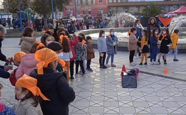 Grandes y pequeños conmemoraron este viernes en la Plaza de España el Día Internacional del Cáncer Infantil