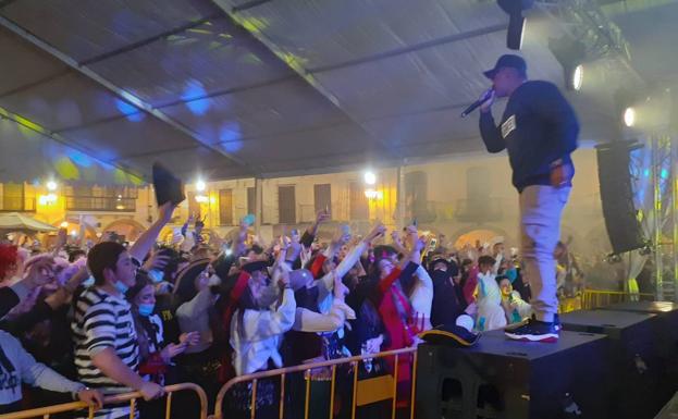 Cientos de personas abarrotaron la Plaza Grande este sábado por la noche