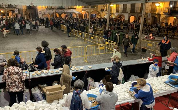 Cientos de personas volvieron a la Plaza Grande a disfrutar de las migas y el chocolate este lunes de Carnaval
