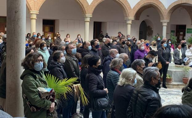 Decenas de ciudadanos se concentran en el ayuntamiento para condenar el ataque de Rusia a Ucrania