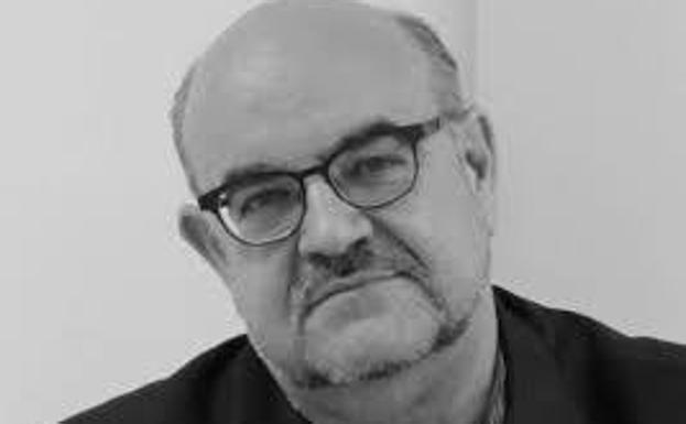 El director de Amnistía Internacional España, Esteban Beltrán, presenta este viernes en Zafra su poemario 'La jodida intensidad de vivir'