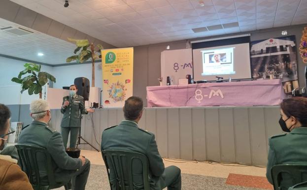 La jefa de la Comandancia de la Guardia Civil de Teruel, Silvia Gil, ofreció en Zafra una charla sobre igualdad y feminismo