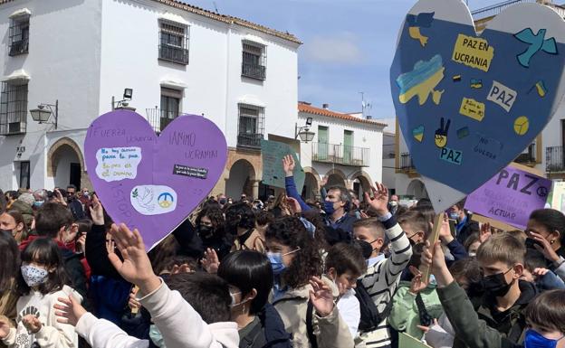 Una masiva marcha recorrió este las calles pidiendo la paz en Ucrania