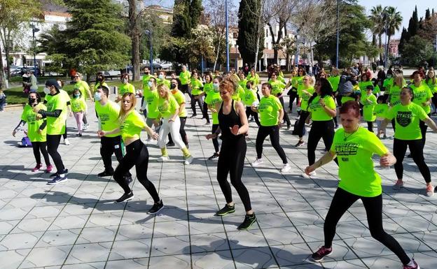 Unas 300 personas se inscribieron en la masterclass deportiva en la Plaza de España a beneficio de Apnasurex