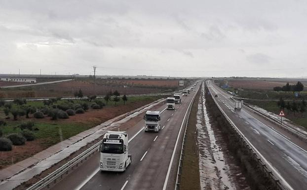Huelga transporte: Una caravana de unos 50 camiones de la zona ha partido desde Los Santos rumbo a Mérida