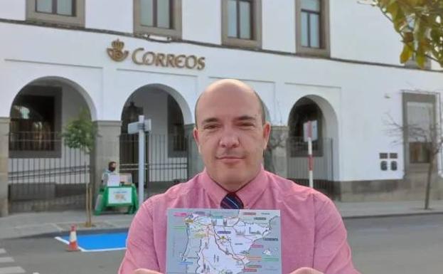La oficina de Correos de Zafra distribuye de forma gratuita postales con las rutas del Camino de Santiago más populares
