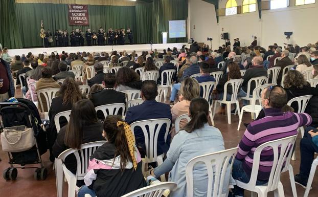 La Banda de Cornetas y Tambores del Nazareno y la Esperanza llena la caseta municipal durante su certamen de bandas
