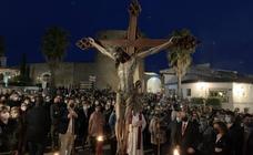 Cientos de ciudadanos salieron a la calle para acompañar al Cristo del Rosario durante su Vía Crucis