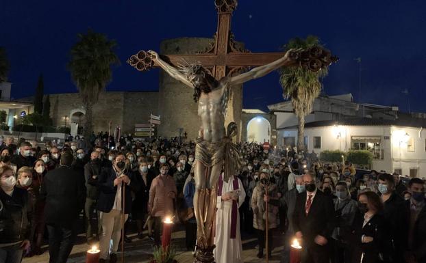Cientos de ciudadanos salieron a la calle para acompañar al Cristo del Rosario durante su Vía Crucis