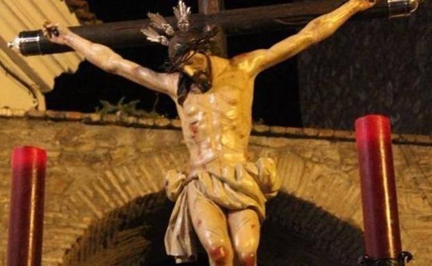 Silencio en las calles en la madrugada del Viernes Santo al paso de Jesús de los Desamparados y María Santísima del Mayor Dolor