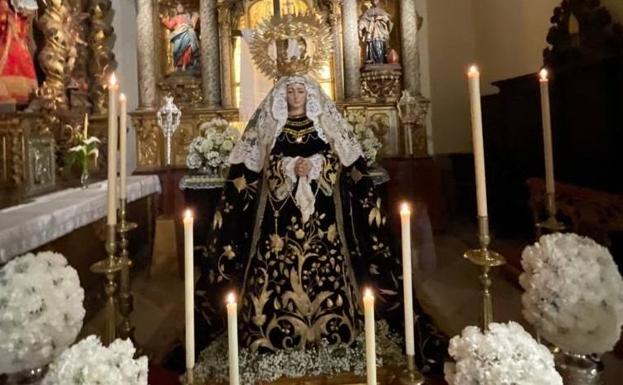 La Virgen de la Soledad llama en la noche del Viernes Santo al recogimiento y la oración