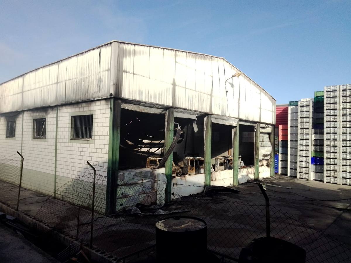 Un incendio provoca importantes daños materiales en una de las naves de Frutas Aliza en el polígono industrial Los Caños