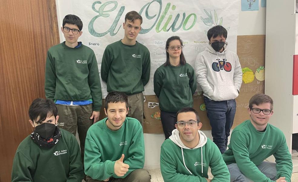 Los alumnos de Agrojardinería y Composiciones Florales del IES Suárez de Figueroa profundizan este curso en el olivo