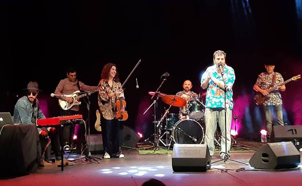 Duende Josele y La Familia Indómita pusieron en pie al público de Zafra con un concierto muy especial