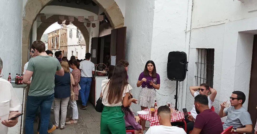 El Grupo Joven de la Cofradía de la Humildad y Paciencia organizó una espléndida velada de la Cruz de Mayo