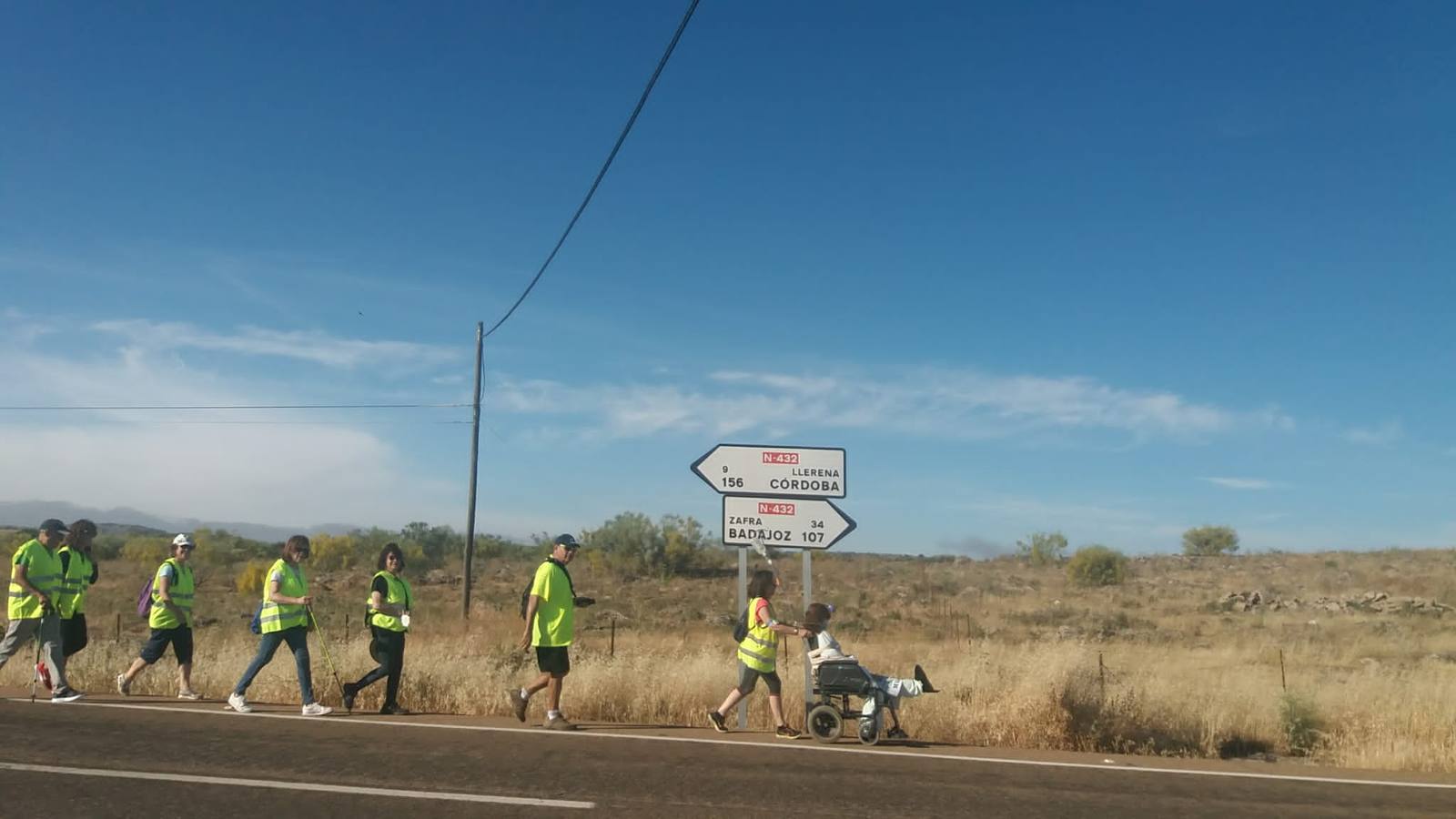 La plataforma 'En Auxilio del Hospital de Llerena' simula con una marcha a pie el recorrido de un enfermo desde Llerena hasta Zafra
