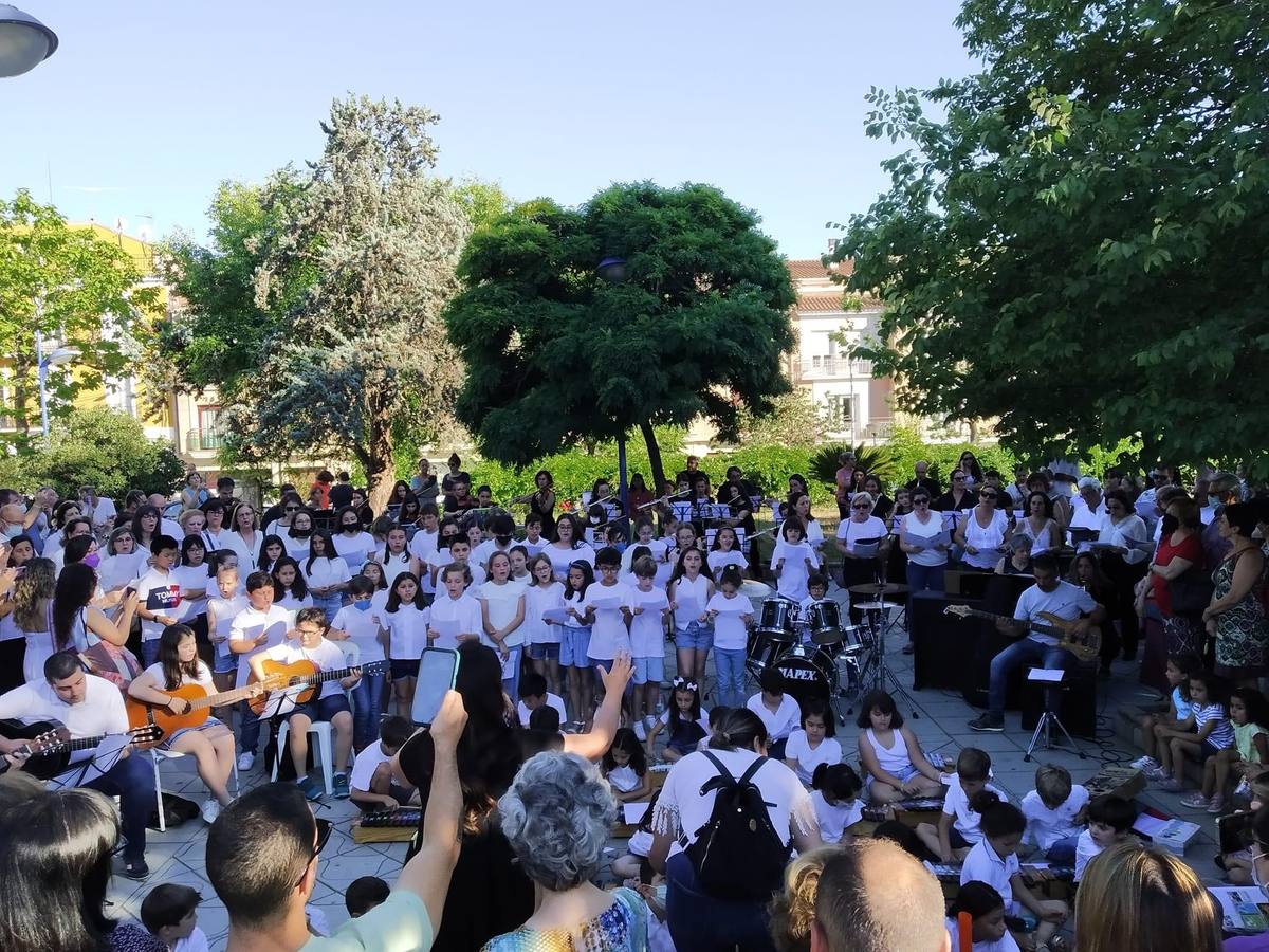 Unos 180 alumnos de la Escuela de Música interpretan una pieza musical en la Plaza de España