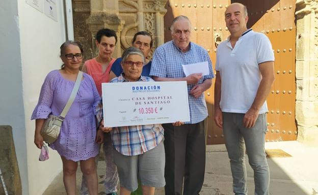 El Rastrillo Solidario del Hotel Huerta Honda entrega al Hospital de Santiago un total de 10.350 euros