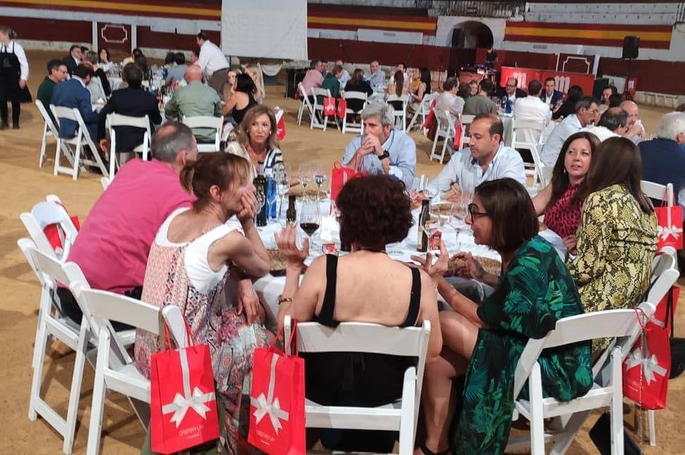 Unas 100 personas asistieron a la cena de BNI Supera Zafra a beneficio de Fundación Asmi y Afade