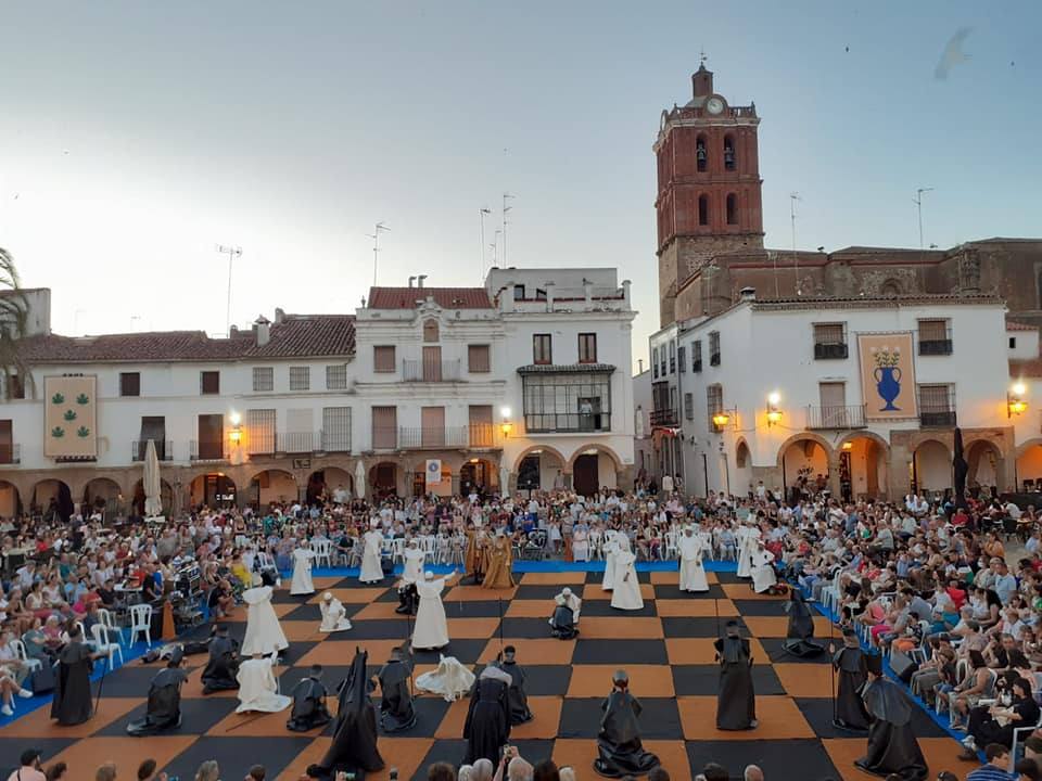Gran expectación y espectáculo en la vuelta del Ajedrez viviente a la Plaza Grande