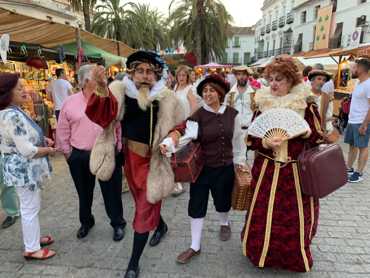 El Mercado del Siglo de Oro devuelve todo el esplendor de la época a las Plazas Grande y Chica