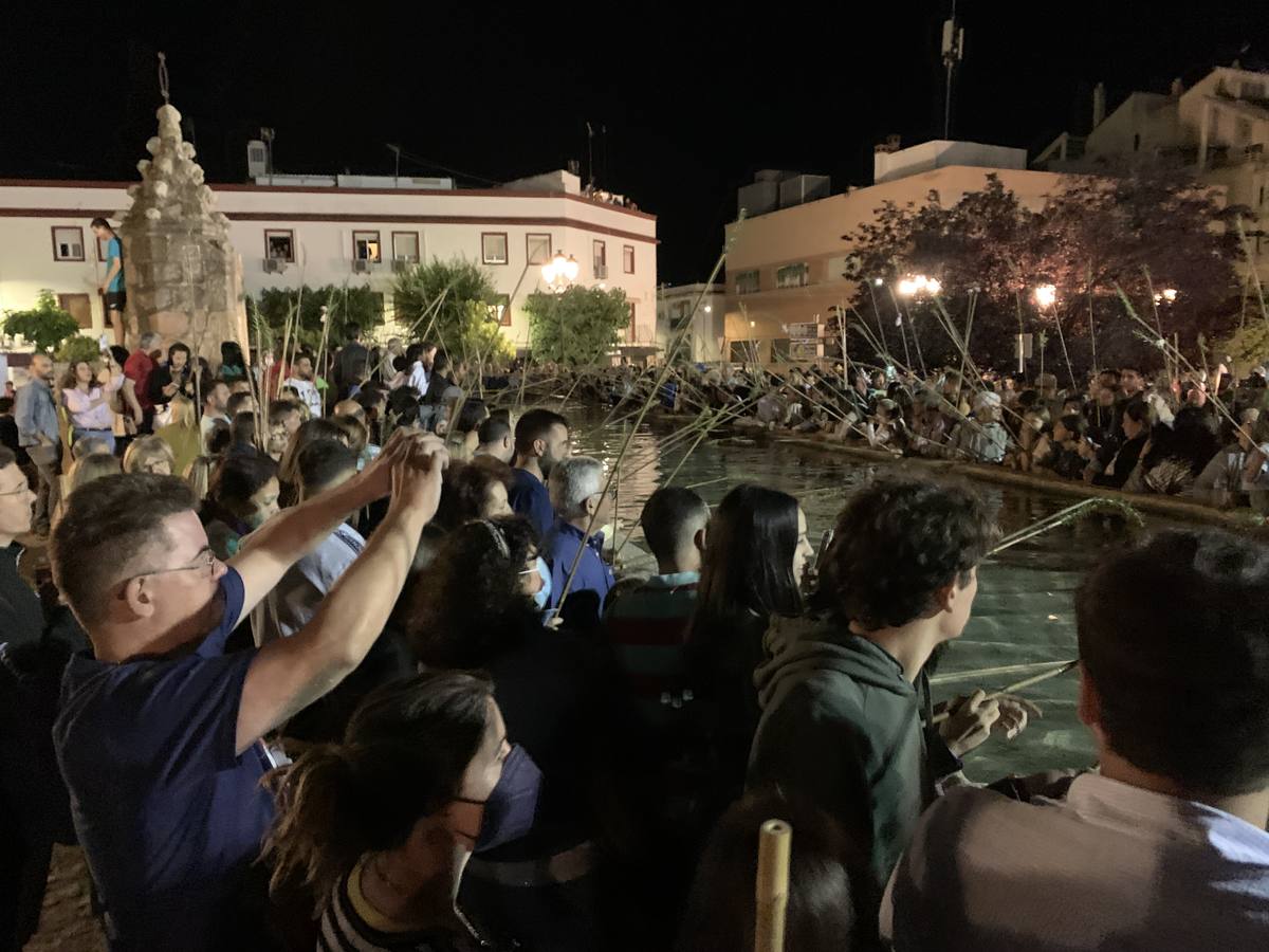 Centenares de personas de todas las edades se dieron cita en la Mojá de Varas, cargada de magia y simbolismo