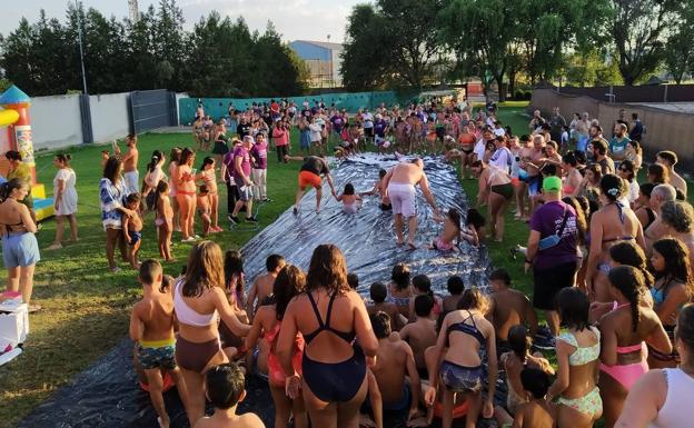 La Noche en Blanco en la piscina municipal llena de diversión y alegría la noche zafrense