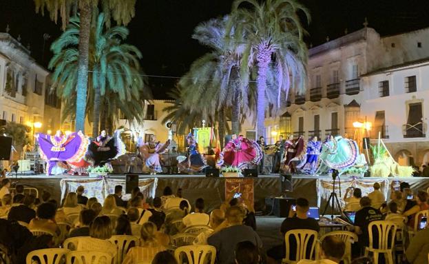 El folklore nacional e internacional llenó de público la Plaza Grande