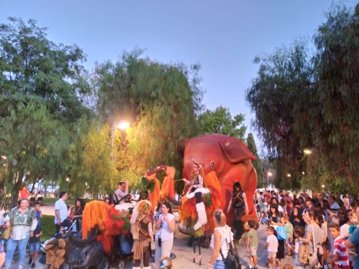 Los animales gigantes de 'La selva' llenan las calles de Zafra de música, coreografías y rituales tribales