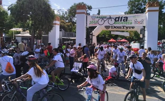Miles de personas salen en bici a las calles de Zafra por el Día de la Bicicleta