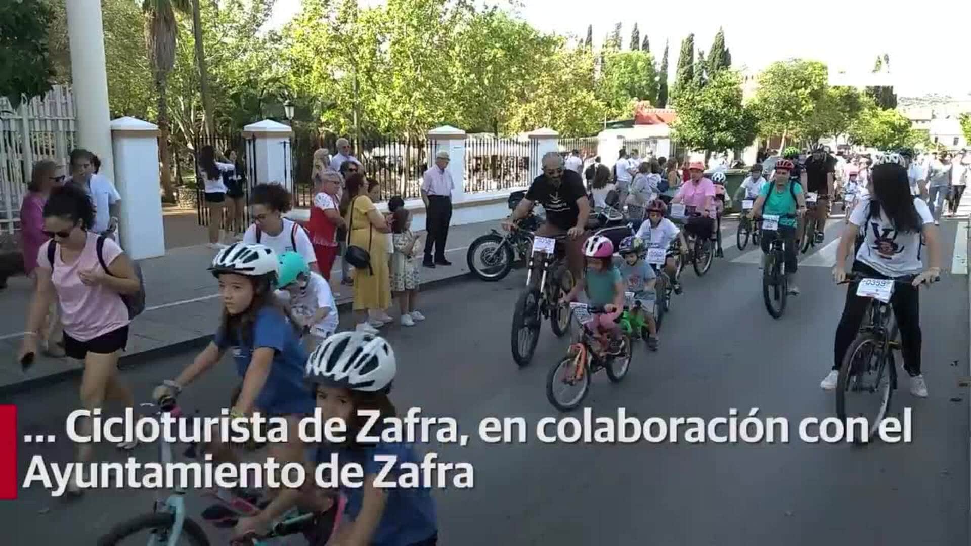 Miles de personas salen en bici a las calles de Zafra por el Día de la Bicicleta